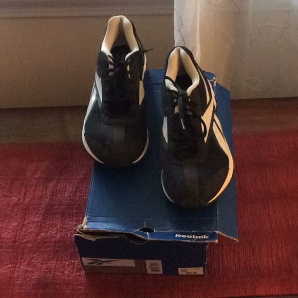 Rebok women’s size 10 sneakers black white used - Picture 4 of 6